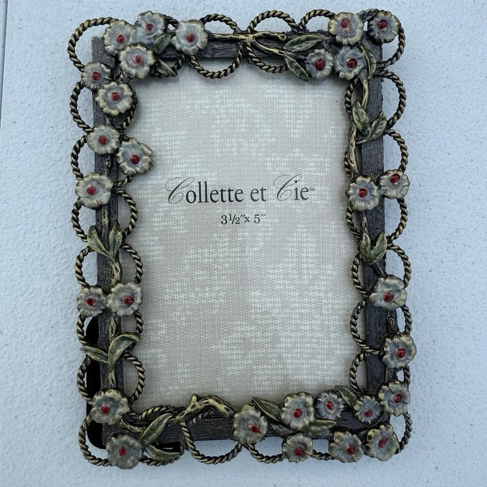 Collette Et Cie Enamel Floral Frame 3.5 X 5 Velvet Back Brass‎ Backing
